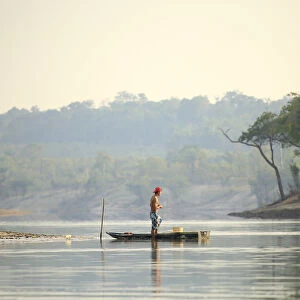 South America, Brazil, Amazon, Amazonas, Rio Urubu, a fisherman on the river Urubu