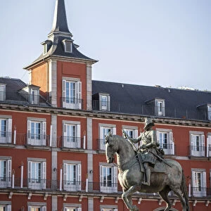 Spain, Madrid, Plaza Mayor, Felipe III statue in the centre of Plaza Mayor