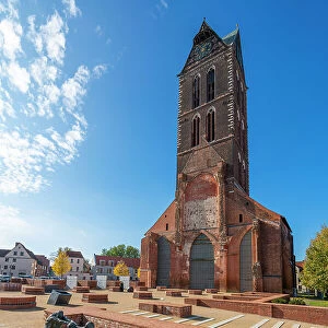 Tauziehen sculpture in front of St. Marienkirche, Wismar, UNESCO, Nordwestmecklenburg, Mecklenburg-Western Pomerania, Germany