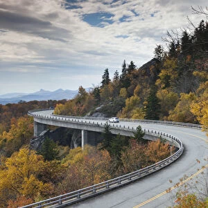 USA, North Carolina, Linville, Linn Cove Viaduct that goes around Grandfather Mountain