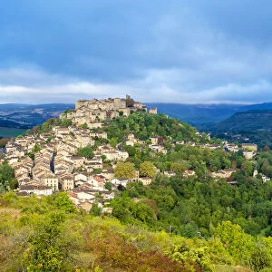 View of hilltop town of Cordes-sur-Ciel, Tarn Department, Midi-Pyra na es, France
