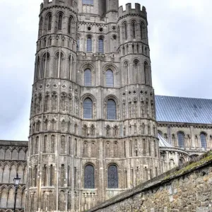 Torre oeste de la catedral de San Martín en el Hoyo del Rey (Ely), Inglaterra Torre oeste de la catedral de San Martín en el Hoyo del Rey (Ely), Inglaterra