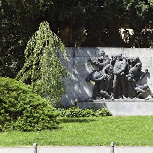 Croatia, Zagreb, Old town, Park Josipa Jurja Strossmayera, Strijeljanje talaca the Shooting of Hostages sculpture 1951 by Frano Krsinic