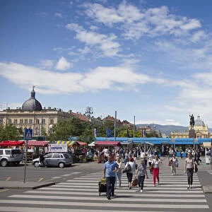 Croatia, Zagreb, Old town, Pedestrians entering the Glavni kolodvor main railway station