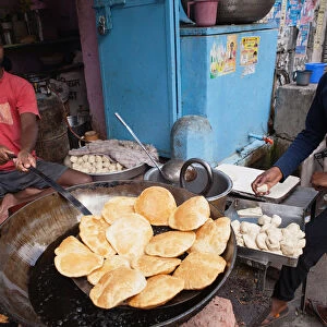 India, Uttar Pradesh, Lucknow, Cooking pani puri at a food hotel