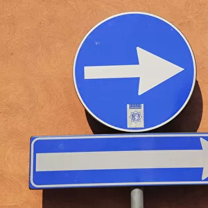 Italy, Veneto, Lake Garda, one way road sign