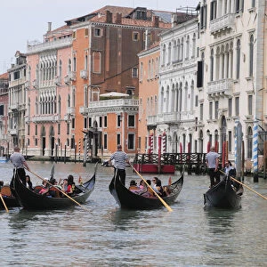 Italy, Veneto, Venice, Rialto, gondolas crossing Grand Canal at Rialto