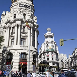 Spain, Madrid, Busy traffic on Alcala Grand Via junction next to the Metropolis building