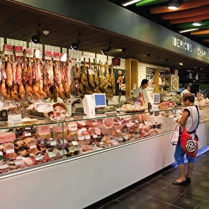 Spain, Madrid, Delicatessen in Mercado San Anton