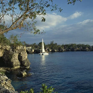 WEST INDIES, Jamaica, Negril Catamaran sailing around rocky coastline