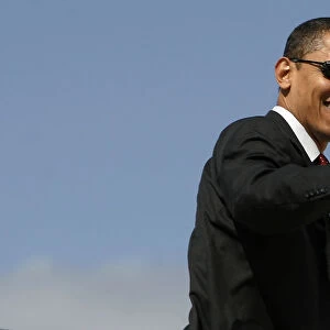 US Democratic presidential candidate Obama boards campaign plane in San Antonio