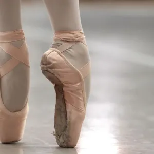 Un bailarín de ballet canta en zapatos bloqueados durante una clase clásica del Premio de Un bailarín de ballet canta en zapatos bloqueados durante una clase clásica del Premio de