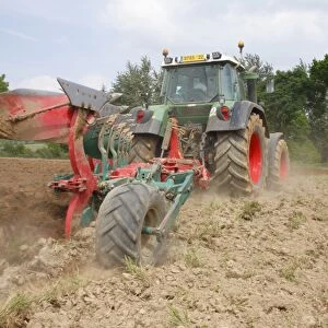 Contractor with Fendt 714 tractor and Kverneland five-furrow plough, ploughing dry soil, Cotes d Armor, Brittany
