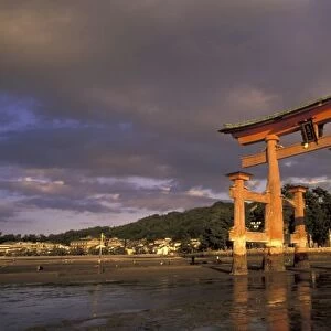 Asia, Japan, western Honshu, Miya, Jima Island, Floating Torii; Itsukushima Shrine