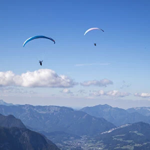 Europe, Austria, Dachstein, Paragliders as they soar above Lake Hallstatt