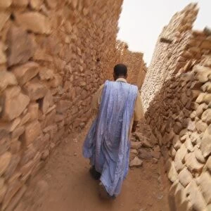 Mauritania, Adrar, Ouadane, Man walking