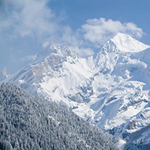 SWITZERLAND-Bern-KANDERSTEG: Kandertal Valley- Mountain View / Winter