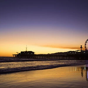 USA, California, Santa Monica. Ferris wheel and Santa Monica Pier at sunset. Credit as