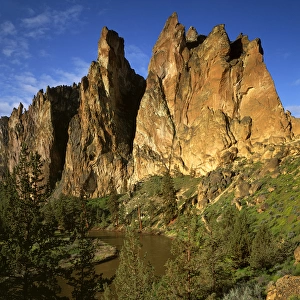 USA, Oregon, Granite Cliffs at Smith Rock State Park and Crooked River