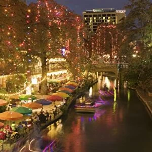 USA, TEXAS, San Antonio: Riverwalk Area / Evening
