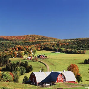 USA, Vermont, Northeast Kingdom, Barnet, View of farm in autumn
