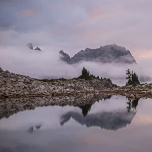 USA, Washington, Alpine Lakes Wilderness. Sunrise on Tank Lake