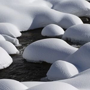 USA, WY, Yellowstone NP, Soda Butte Creek, Snow Formations