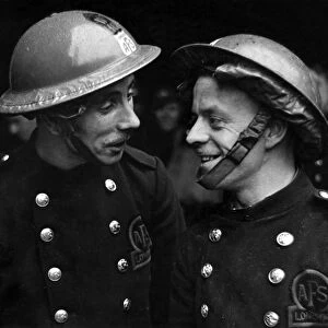 Two AFS firefighters exchange experiences, WW2