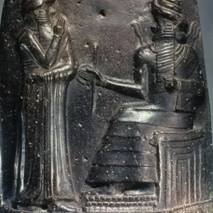 CÓDIGO DE HAMMURABI. Detalle de la parte superior de una estela de basalto negro, c 1792-1750 a.C. CÓDIGO DE HAMMURABI. Detalle de la parte superior de una estela de basalto negro, c 1792-1750 a.C.