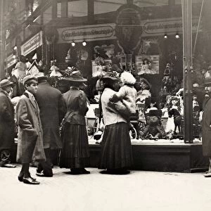 NEW YORK: SHOPPING, 1911. Christmas shoppers. Photograph