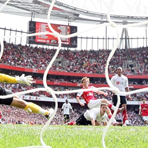 Alex Hleb scores Arsenals 2nd goal past Tony Warner (Fulham)