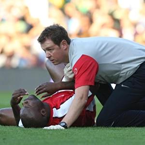 Arsenal: Colin Lewin Tends to William Gallas Injury during Fulham Match