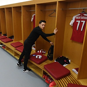 Mesut Ozil in Arsenal Changing Room Before Arsenal v AC Milan UEFA Europa League Match