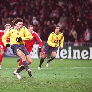 Robert Pires scores Arsenals goal from the penalty spot. FC Thun 0: 1 Arsenal