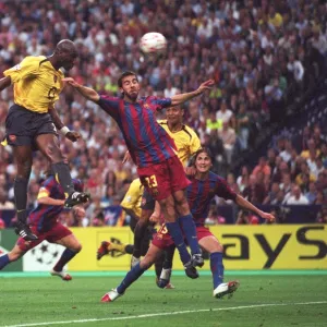 Sol Campbell scores Arsenals goal under pressure from Oleguer (Barcelona)