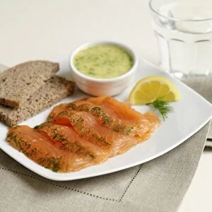 Gravadlax with rye bread and sauce