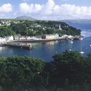 Great Britain, Scotland, Isle of Mull, Tobermory Bay, view across the harbour