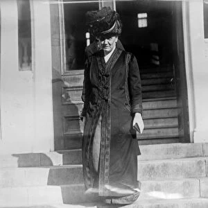 Jane Addams leaving Mercy Hospital in Chicago