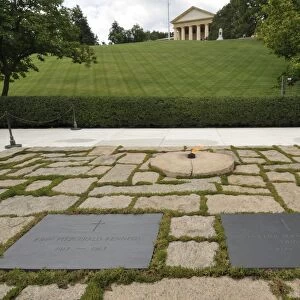 Kennedy graves in Arlington cemetery