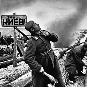 Soviet sappers set up a crossing of the dnieper river in 1943 on the approach to kiev