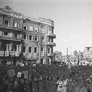 World war 2, battle of stalingrad, in liberated stalingrad, a rally is held for general rodimtsevs heroes, 1943