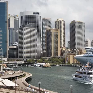 Australia, Sydney, tourist boat and cruise ship in Circular Quay