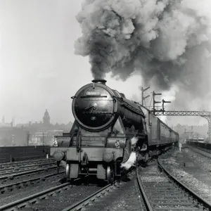 Le locomotif à vapeur A3 Class Flying Scotsman quittant la gare de Leeds, 1956. Le locomotif à vapeur A3 Class Flying Scotsman quittant la gare de Leeds, 1956.