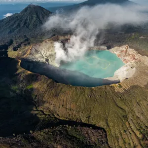 aiLandscape view of Kawah Ijen at Sunrise. The famous tourist attraction in Indonesia