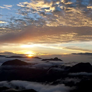 Cloudy sky, sunrise over the mountains, view from Adams Peak, Sri Pada, Zentrales Hochland, Dalhousie, Sri Lanka