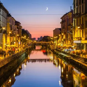 Menschen gehen am Ufer des Naviglio Grande Kanals in Mailand Menschen gehen am Ufer des Naviglio Grande Kanals in Mailand