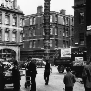 Basket Case Print: A porter at Covent Garden Market, London Basket Case Print: A porter at Covent Garden Market, London