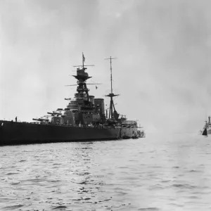 La HMS Hood a Table Bay a Città del Capo con la HMS Repulse dietro. La HMS Hood a Table Bay a Città del Capo con la HMS Repulse dietro.