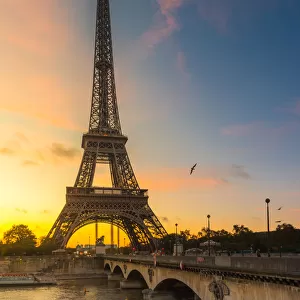 Morning view of Eiffel tower at Seine river
