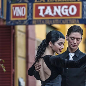 Street dancers, couple dancing tango, La Boca, Buenos Aires, Argentina